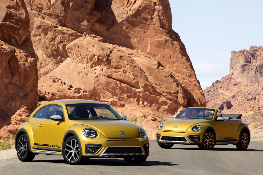  Volkswagen Beetle Dune Convertible 2016 года  (фото 3 из 32)